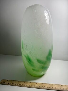 HD Designs Green-Accented Art Glass Vase - Home Art gorgeous! One foot tall